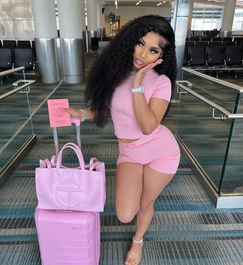 Cute Travel Outfits, Pink Luggage, Airport Fits, Vacation Outfits Women, Fashion Model Poses, Pink Lifestyle, Dressy Casual Outfits, Airport Outfits, Cruise Outfits