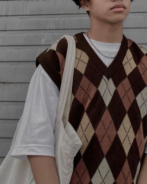 Indie Boy Outfits, Vest Men Outfit, Brown Vest Outfit, Vest Outfits Men, Cucumber Soup, Outfits Minimal, Sweater Vest Outfit, Street Style Outfits Men, Mens Fashion Streetwear