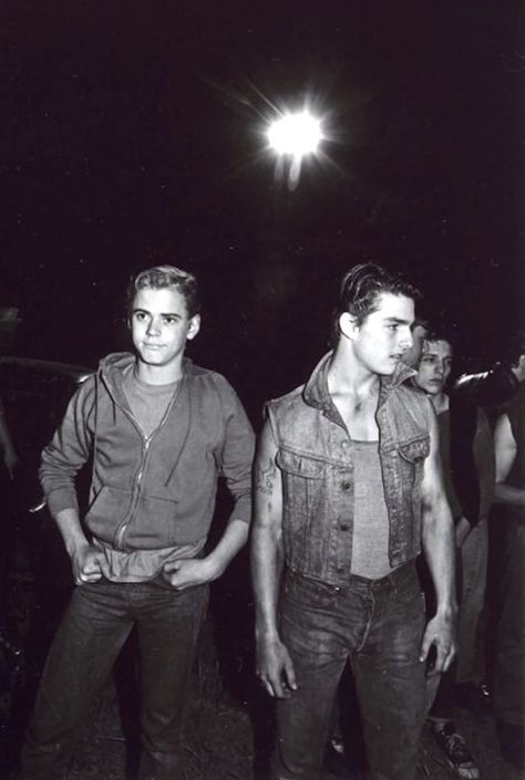 Tom Cruise and C. Thomas Howell during the filming of 'The Outsiders' in 1982 Steve Randle, Outsiders Ponyboy, The Outsiders Ponyboy, The Outsiders Imagines, The Outsiders Cast, Outsiders Movie, The Outsiders Greasers, The Outsiders 1983, 80s Men