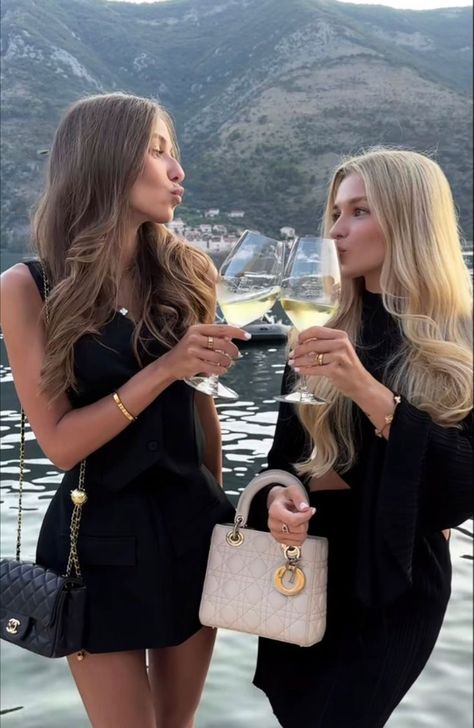 Old Money Best Friends, Aesthetic Money, Money Girl, Become Rich, Money Success, Best Friends Aesthetic, Elegant Feminine, Bestie Goals, Luxury Aesthetic