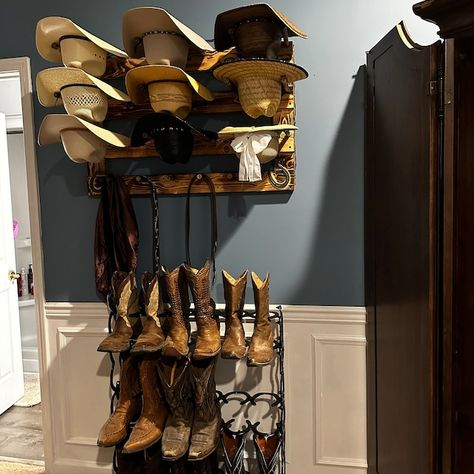 Cowboy Boot Rack 6 Cap Boot Tree - Etsy Brasil Cowboy Boot Rack, Man Bedroom Ideas, Diy Hat Rack, Cowboy Hat Rack, Cap Rack, Boot Tree, Closet Rack, Boot Rack, Boot Storage