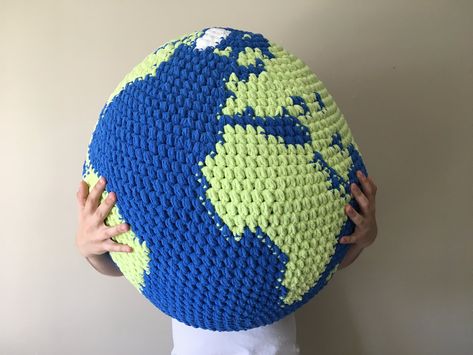 Crochet Globe, Cute Crochet Patterns, Plastic Bag Crafts, Globe Earth, Steel Crochet Hooks, Earth Globe, Mug Cozy, Crochet Goodies, Crochet World