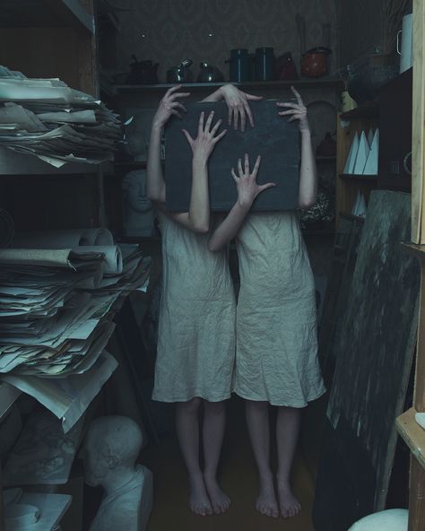 Creepy Twins Aesthetic, Creepy Photography, Southern Gothic, Foto Art, Creepy Art, Dark Photography, Dark Beauty, Two People, Horror Art