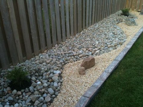 Use gravel, pebbles and bark chips for practical, versatile garden ... Layered Rock Garden, Zen Landscaping, Yard Zen, Diy Rock Garden, Small Zen Garden, Brick Border, Small Japanese Garden, Lavender Plants, Zen Rock Garden