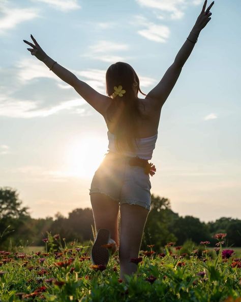 What’s your favorite way to enjoy the golden hour? ✨ Is it chasing sunsets, exploring country roads, or soaking in the beauty of nature? 🌻🚙 #GoldenHourGlow #SunsetChaser #VintageVibes #CountryRoads #SunflowerFields #SummerNights #BohoDreams #RetroStyle #Wanderlust #ExploreMore #NatureLover #WildHeart #SunsetMagic #RetroAesthetic Vintage Aesthetic, Golden Hour, Dreamy Vibes, Sun-Kissed, Free Spirit, Bohemian Style Being Free Aesthetic, Aesthetic Golden Hour, Chasing Sunsets, Free Aesthetic, Poses Women, The Golden Hour, Sunflower Fields, Photography Poses Women, Retro Aesthetic