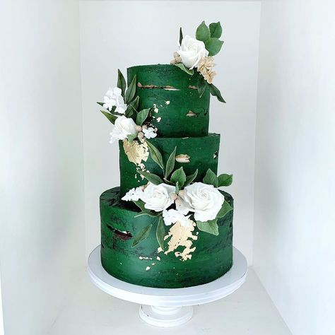 Cake Designs Emerald Green, Wedding Cake Designs Green, Cake Emerald Green, Emerald Wedding Cake, Wedding Cake Emerald Green, Green Birthday Cakes, Spring Wedding Outfit, Dark Green Wedding, Simple Beach Wedding