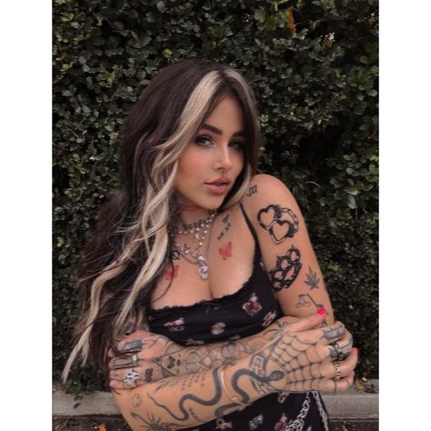 Aesthetic Hair Styles, Glam Shoes, Goth Hair, Tattoed Women, Hairstyles For Medium Length Hair, Edgy Hair, Trendy Hair Color, Art Tattoos, Medium Length Hair