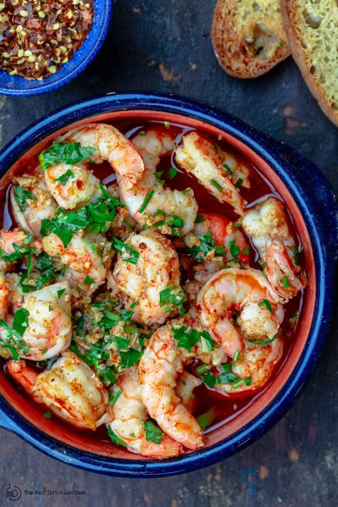 Shrimp Gambas, Spanish Garlic Shrimp, Spanish Shrimp, Easy Spanish Recipes, The Mediterranean Dish, Tapas Recipes, Diner Recept, Spanish Tapas, Spanish Dishes