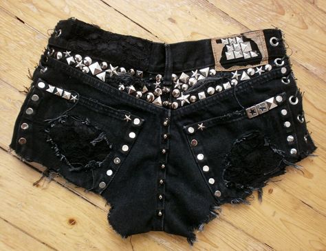 Diy Goth Clothes, Hero Outfit, Punk Fashion Diy, Dream Warriors, Goth Metal, Shorts Ripped, Shorts Low Rise, Studded Shorts, Diy Shorts