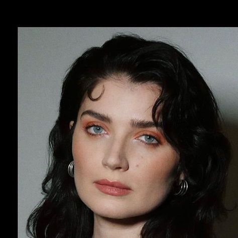 Memphis Eve Sunnyday Iris Hewson on Instagram: "‘twas an honour!!!! 💚🇮🇪💚 Hair @halleybrisker Make up @kateleemakeup Styling @kateyoung @narrativepr @oscarwildeawardsla" Eve Hewson Hair, Eve Hewson, Vogue Beauty, Sainte Marie, Marauders Era, Beauty Secrets, Body Types, Hair Cuts, Make Up