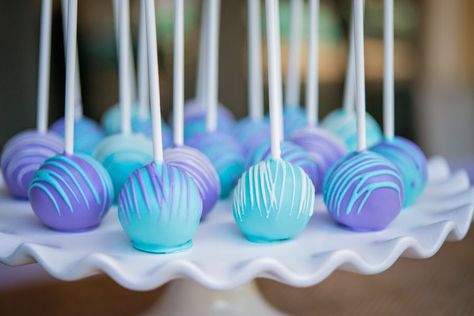 The (very) Little Mermaid - The Frosted Petticoat Mermaid Cake Pops, Purple Cake Pops, 4de Verjaardag, Ariel Birthday, Shower Desserts, Baby Shower Desserts, Mermaid Theme Party, Mermaid Baby Showers, Mermaid Parties