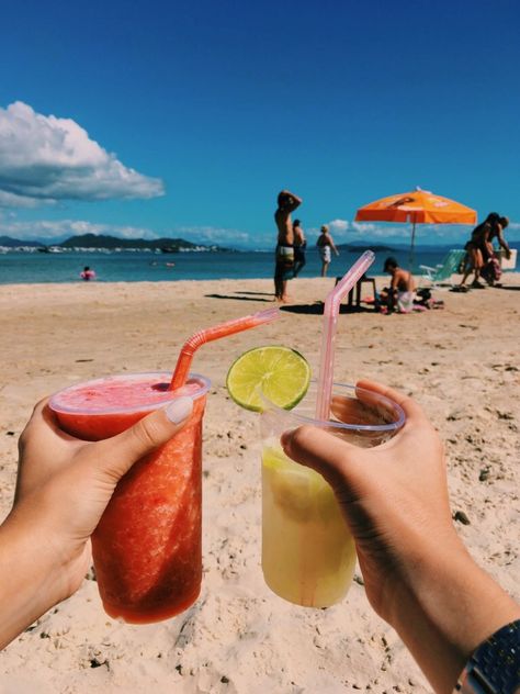 Beach Drinks Aesthetic, Shower Vibes, Beach Beer, Craft Soda, Beer Friends, Summer Lifestyle, Beach Drinks, Fruity Drinks, Beach Friends