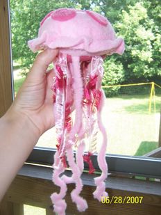 Need to make this!!!!!!! Jellyfish Sewing Pattern, Jellyfish Plush Pattern, Jellyfish Stuffed Animal, Felt Jellyfish Pattern, Jellyfish Stuffed Animal Sewing Patterns, Jelly Fish Plush, Diy Felt Jellyfish, Jellyfish Tutorial, Jellyfish Mobile