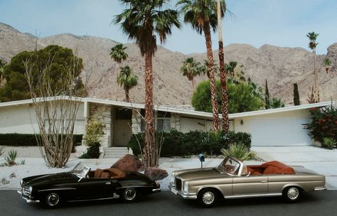 More great images of clearstory windows and the iconic butterfly roof! -- #DreamBuilders designer Christina Palm Springs Interior, Spring Architecture, Palm Springs Mid Century Modern, Mid Century Modern Exterior, Palm Springs Style, Palm Spring, Mid Century Architecture, Palm Springs California, Old Car