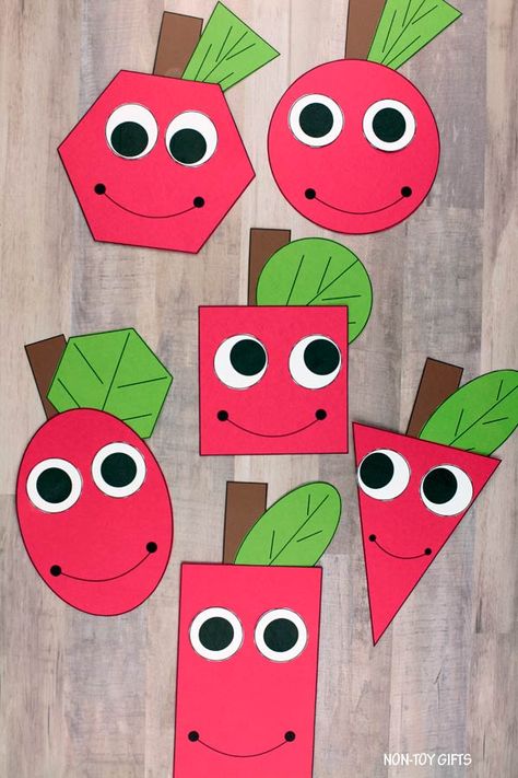 Shape apple math craft and writing activity for preschoolers, kindergartners and older kids. A great fall or back to school craft #backtoschool #backtoschoolcraft #shapeapple #shapeapplecraft #applecraft #fallcraftkids #mathcraft Apple Craft For Kids, New Year's Eve Crafts, Activity For Preschoolers, St Patricks Crafts, Non Toy Gifts, Apple Craft, Math Crafts, Easy Fall Crafts, Back To School Crafts