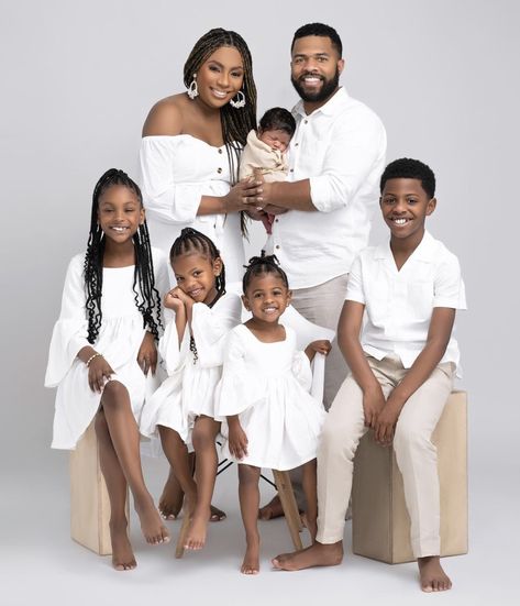 Brown And White Photoshoot, Family Photoshoot White Outfit, Family Portrait Wall, Easter Family Pictures, Portrait Outfits, Board Themes, Family Vibes, Photo Bb, Family Of 7