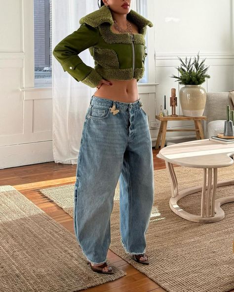 Koleen Diaz Outfits, Low Waisted Jeans Outfit, Koleen Diaz, Low Waisted Jeans, Casual Tees, Aesthetic Fall, Streetwear Fashion Women, Jeans Outfit, Low Waisted