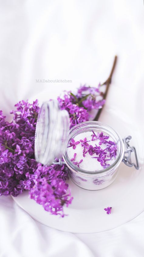 Lilac Sugar, Lilac Plant, Infused Sugar, Foraging Recipes, Urban Kitchen, Marinade Sauce, Wild Garlic, Best Shakes, Lilac Flowers