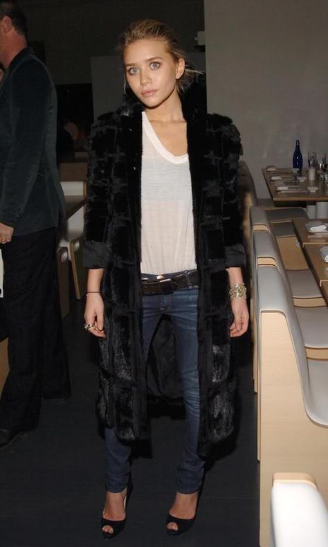 One of my favorite looks of Ashley with a black fur coat and denim. Get the look: + Marc Jacobs... White Tees Outfit, Ashley Olsen Style, Plain White Ts, White Tee Jeans, Olsen Fashion, Olsen Twins Style, Chloë Sevigny, Black Fur Coat, Olsen Twins