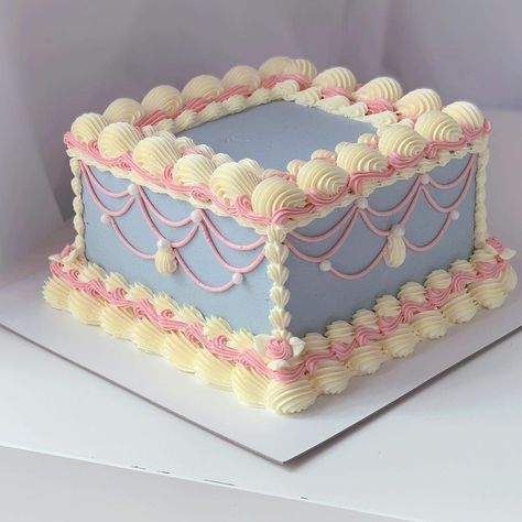 Pink And Blue Cake, Aesthetic Cupcakes, Square Cake Design, Rodjendanske Torte, Bolo Vintage, Vintage Birthday Cakes, Buttercream Cake Decorating, Vintage Cakes, Pretty Dessert