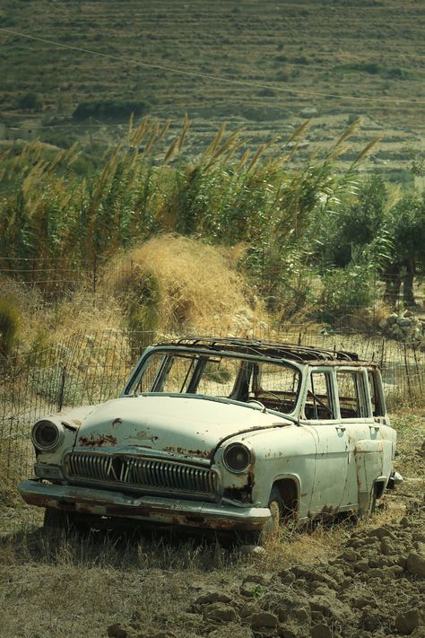 There is something uniquely beautiful yet somewhat sad about abandoned cars and abandoned trucks. Much like abandoned houses - a subject that I have shown some fascination with the past - abandoned vintge cars and trucks often leave one wondering… Why? #Abandoned #AbandonedCars #VintageCars #AbandonedPlaces #LostPlaces #Photography https://artandhome.net/abandoned-cars-trucks/ Car Reference, Unusual Beauty, Eerie Places, Abandoned Vehicles, Abandoned City, Derelict Buildings, Car House, Abandoned Asylums, Mechanical Engineering Design