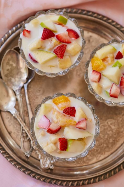 Indian fruit salad with egg-less custard. Indian Fruit Salad, Salad Options, Bigger Bolder Baking, Creamy Eggs, Seasonal Fruits, Morning Snack, Easy Summer Desserts, Refreshing Desserts, Vanilla Pudding Mix