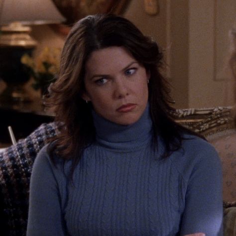 Turtle Neck Outfits, Lorelai Gilmore Style, Lorelei Gilmore, Gilmore Girls Outfits, Team Logan, Teen Shows, Lauren Graham, Lorelai Gilmore, Uptown Girl