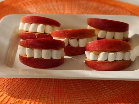 Halloween Party Platter, Halloween Party Recipes, Halloween Platter, Toddler Lunch Box, Halloween Teeth, Postres Halloween, Halloween Apples, Halloween Camping, Healthy Halloween Treats