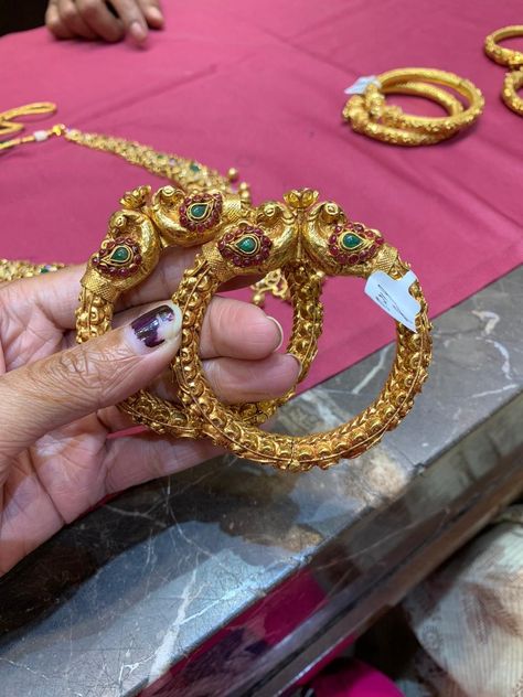 Hand Patti Gold Designs, Gold Kada Bangles, Diamond Kada, Kada Bangles, Gold Kada, Temple Jewellery Earrings, Swan Design, Gold Bangles Indian, Neck Pieces Jewelry