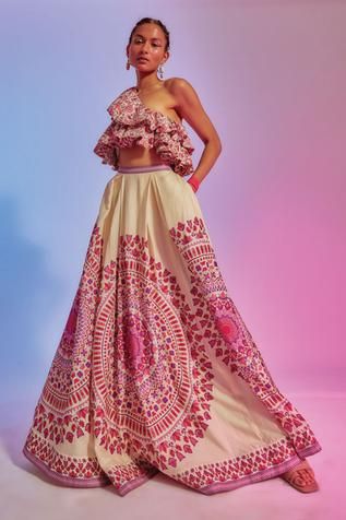 Pleated Lehenga, Lehenga Top, Boho Chic Outfits, Dress Indian Style, Print Box, Silk Lehenga, Pakistani Dress Design, Lehenga Designs, Indian Designer Outfits