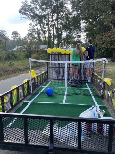 Made a mini tennis court on a car trailer for a Homecoming parade at our high school! Tennis Classroom Theme, High School Parade Floats Homecoming, Tennis Parade Float, Tennis Float Parade Ideas, Tennis Fundraiser Ideas, Volleyball Floats For Parade, Volleyball Parade Float Ideas, Homecoming Floats High School, Tennis High School