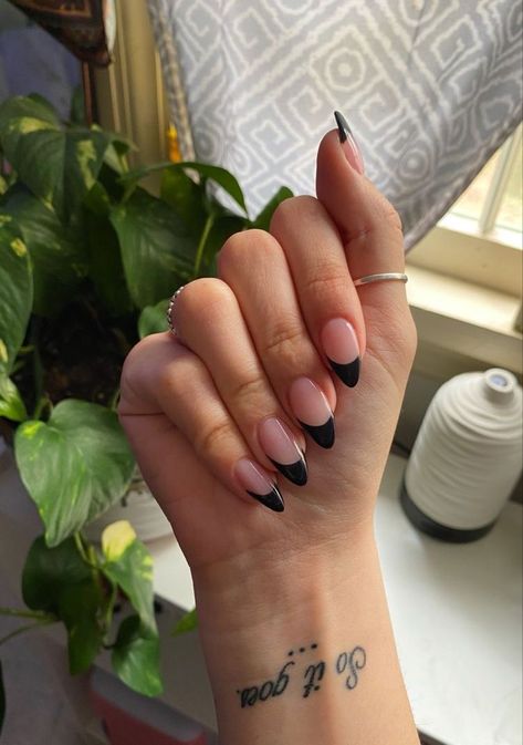 Black French Tip Almond Nails, Black French Tip Almond, Tip Almond Nails, French Tip Almond Nails, Halloween Simples, Classy Almond Nails, Latest Nail Art Designs, Black Almond Nails, Formal Nails