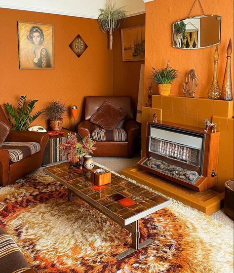 80s Living Room Aesthetic, 70s Lounge, 80s Living Room, 70s Wall Decor, Retro Room Ideas, Townhome Decorating, 70s Room, 70s Living Room, 60s Interior