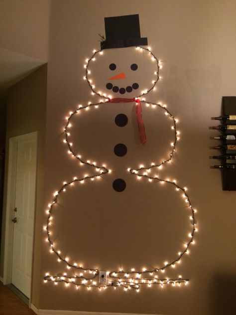 String lights snowman Snowman Swinging On Lights, Christmas Net Lights, Diy Snowman Decorations, Make A Snowman, Led Light Design, Class Decor, Diy Snowman, Crafts Room, Yard Decorations