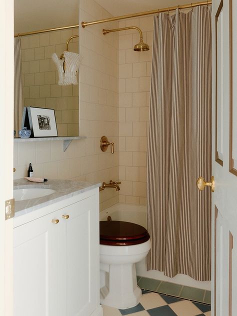 New Jersey Apartment, Vintage Bathroom Inspiration, In-law Apartment, Design 2023, Italian Villa, Upstairs Bathrooms, Apartment Bathroom, Arm Chairs Living Room, Vintage Bathroom