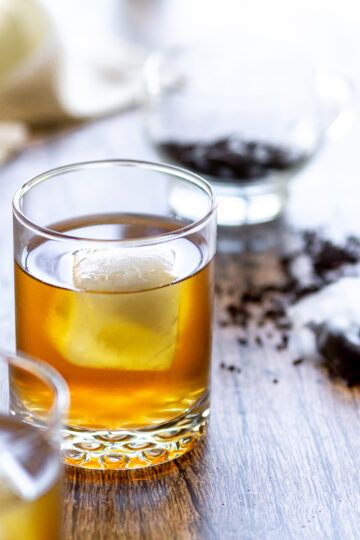 The perfect Southern brunch drink, a sweet tea and bourbon cocktail is simple to make and incredibly refreshing. Sweet Tea Cocktail, Southern Brunch, Whiskey Recipes, Bulleit Bourbon, Southern Sweet Tea, Bourbon Cocktail, Bourbon Tasting, Brunch Drinks, Tea Cocktails