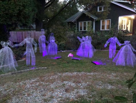 Chicken Wire Ghosts Diy, Yard Ghosts, Chicken Wire Ghost, Wire Ghosts, Halloween Chicken, Chicken Wire Art, Floating Ghosts, Halloween Decor Diy, Ghost Diy