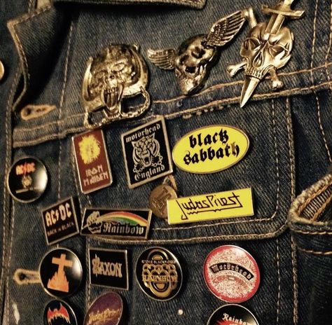 Punk Jacket, Rock Aesthetic, Punk Pins, Battle Jacket, Jacket Pins, Estilo Punk, Patches Jacket, It Goes On, Grunge Aesthetic