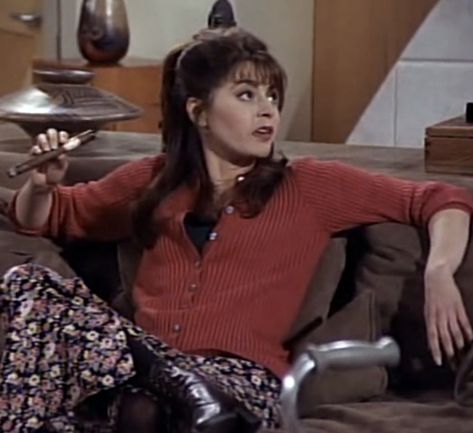 frasier (1994) Daphne Moon Outfits, Roz Frasier, Daphne Frasier, Sitcom Fashion, Daphne Moon, Moon Outfits, Niles Crane, Jane Leeves, Thrift List