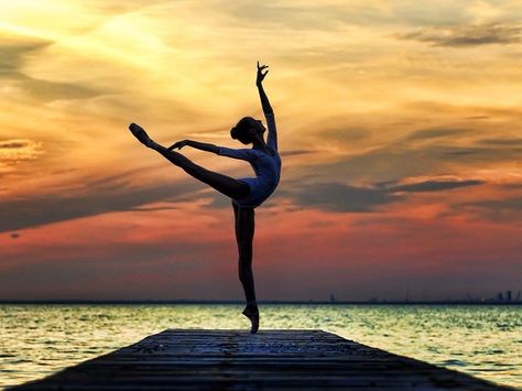 Sunset ballet silhouette Dance Wallpaper, Ballet Dance Photography, Dance Aesthetic, Dance Picture Poses, Dance Photo Shoot, Flexibility Dance, Dancer Photography, Ballet Pictures, World Of Dance