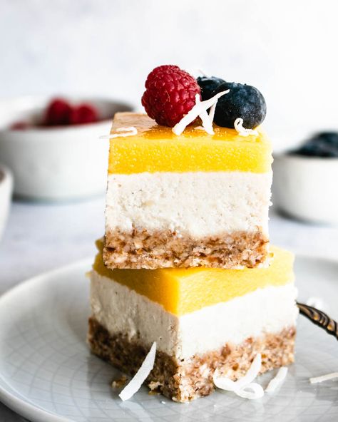 Mango cheesecake bites (vegan and gluten-free) - The Delicious plate Vegan Mango Cheesecake, Mango Topping, Raw Vegan Cheesecake, Vegan Cheesecake Recipe, Coconut Cheesecake, Mango Cheesecake, Mango Dessert, Healthy Summer Desserts, Coconut Bread