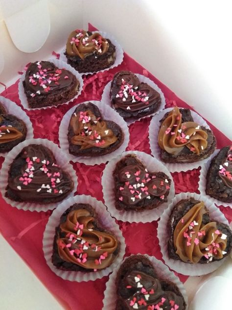 Chocolate San Valentin, Brownie Packaging, Valentines Snacks, Valentines Baking, Valentine Day Cupcakes, Dessert Packaging, Valentine Desserts, Valentines Day Desserts, Valentines Day Food