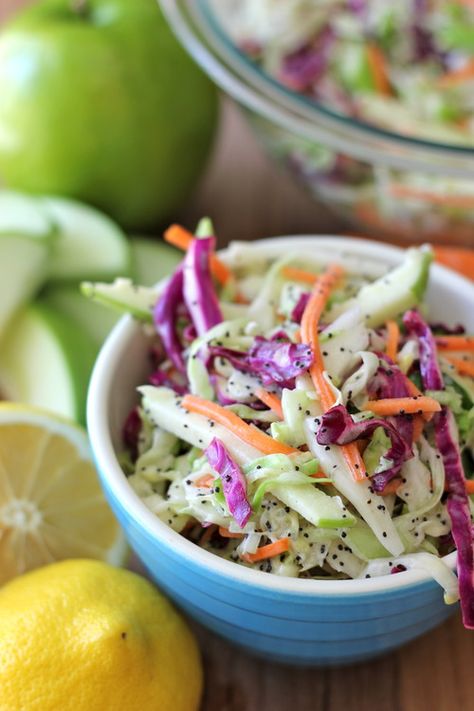 Poppy Seed Coleslaw Recipe, Apple Coleslaw Recipe, Meatless Entrees, Apple Coleslaw, Cabbage Carrot, Vegan Coleslaw, Easy Vegetable Side Dishes, Course Ideas, Resep Salad