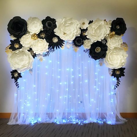 White and black party backdrop with a little bit of gold❤️ #backdrop #paperflowersbackdrop #paoerflowers #seattlephotographer… Black Party Backdrop, White And Black Party, Backdrop Ideas Diy, Shower Backdrop Ideas, Baby Shower Backdrop Ideas, Graduation Party Backdrops, Deco Ballon, Gold Graduation Party, Flower Backdrop Wedding