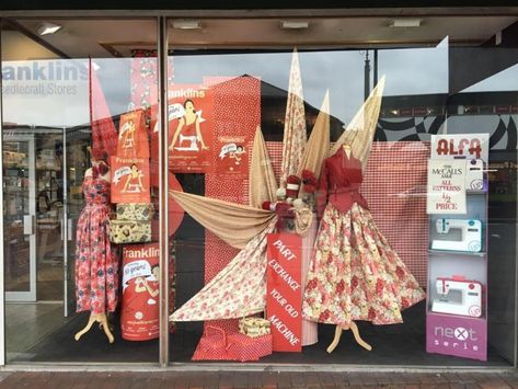 Quilt Shop Displays, Fabric Shop Display, Fabric Store Design, Haberdashery Shop, Sewing Shop, Quilt Display, Visual Merchandising Displays, Store Window Displays, Fabric Display