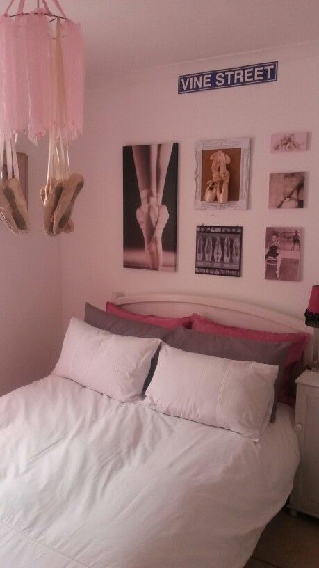 Ballerina bedroom Dancer Bedroom Ideas Room Decor, Dancer Room Ideas Bedrooms, Dancer Bedroom Aesthetic, Dance Bedroom Aesthetic, Ballet Aesthetic Bedroom, Ballerina Room Ideas Daughters, Dancer Bedroom Ideas, Dancer Room Ideas, Ballet Themed Bedroom