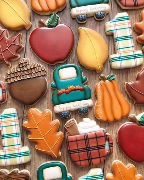 Rustic and plaid fall cookies for a first birthday!! I LOVE the feel of these cookies!! 😍 Hoping fall weather will hit Southern California… Fall Decorated Cookies, Nutella Biscuits, Caramel Shortbread, Crazy Cookies, Thanksgiving Cookies, Sugar Cookie Designs, Pretty Cookies, Fall Cookies, Fancy Cookies