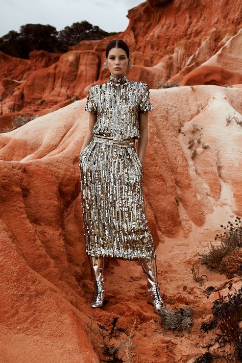 Mode Editorials, Glitter Fashion, Organic Fashion, Alfred Stieglitz, Desert Fashion, Party Mode, Fashion Photography Inspiration, Fashion Photography Editorial, Silver Dress