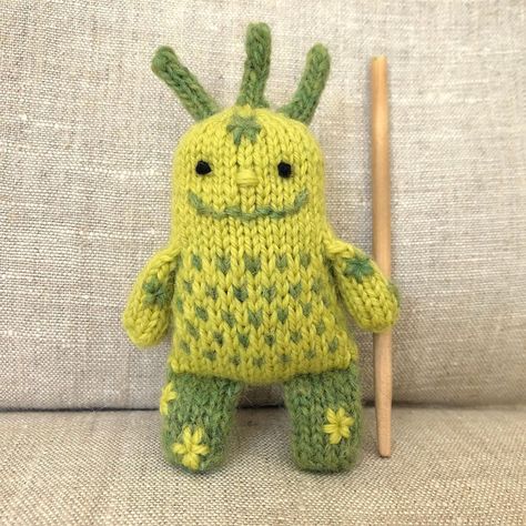 Knit Monster Pattern Free, Knit Monster, Homemade Stuffed Animals, Knit Animals, Monster Pattern, Monkey Stuffed Animal, Knitted Animals, Knitted Dolls, Soft Toys