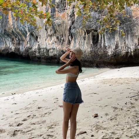 Beach Outing Outfit, Thai Beach, Beach Photo Inspiration, Cute Beach Pictures, Beach Outing, Outing Outfit, Beach Ootd, Summer Poses, Beach Fits